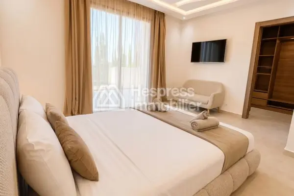 Maison de luxe à vendre sur Ourika Road. 7 chambres confortables et piscine chauffée.