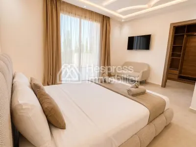 Maison de luxe à vendre sur Ourika Road. 7 chambres confortables et piscine chauffée.