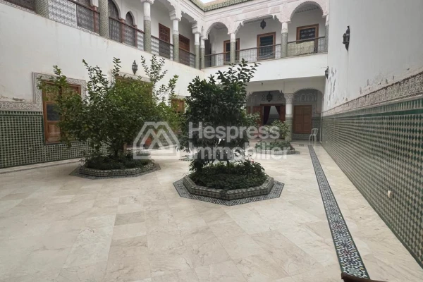Grand Riad a vendre titré