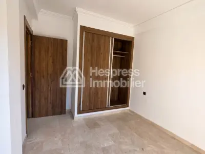 Charmant appartement vide à Semlalia