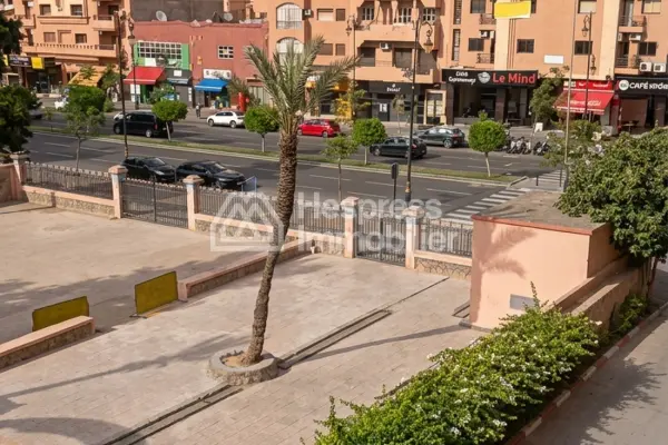 شقة مفروشة بثلاث غرف نوم وشرفة واسعة في حي جليز