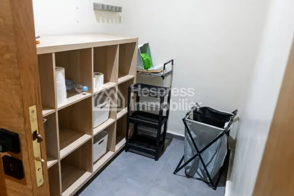 شقة مفروشة بثلاث غرف نوم وشرفة واسعة في حي جليز