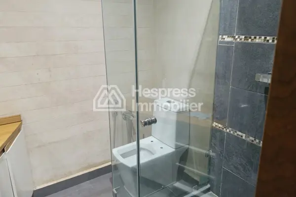 شقة مفروشة بثلاث غرف نوم وشرفة واسعة في حي جليز