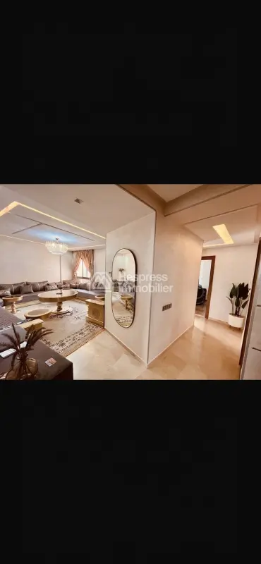 شقة بثلاث غرف نوم في مجمع سكني مزود بمسبح