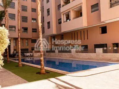 شقة بثلاث غرف نوم في مجمع سكني مزود بمسبح