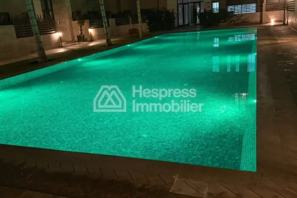 Three-bedroom apartment in a residence with a pool