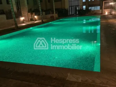 شقة بثلاث غرف نوم في مجمع سكني مزود بمسبح
