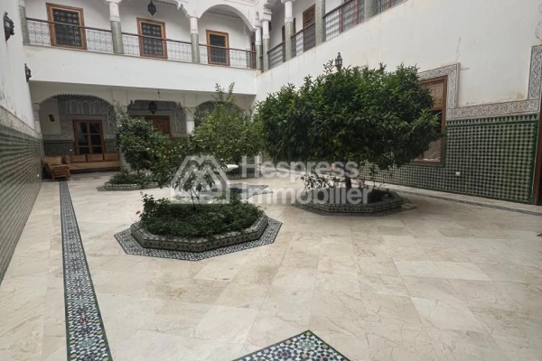 Grand Riad a vendre titré