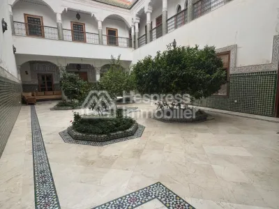 Grand Riad a vendre titré