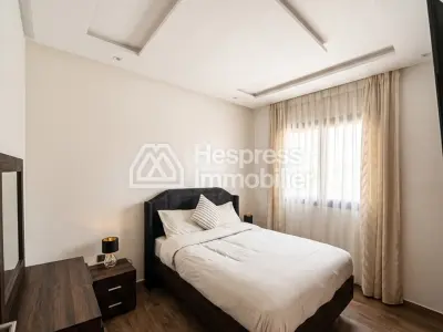 شقة بثلاث غرف نوم في مجمع سكني مزود بمسبح