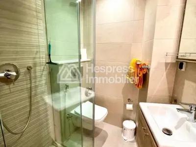 شقة بثلاث غرف نوم في مجمع سكني مزود بمسبح