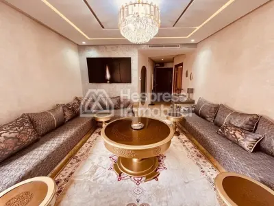 شقة بثلاث غرف نوم في مجمع سكني مزود بمسبح