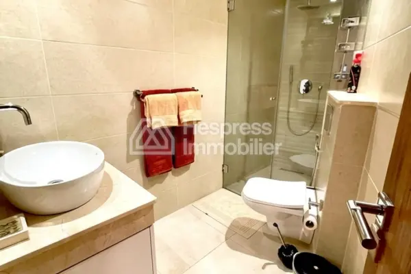 Three-bedroom apartment in a residence with a pool