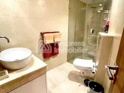 شقة بثلاث غرف نوم في مجمع سكني مزود بمسبح