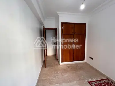 Appartement charmant à vendre à Camp Al Ghoul. Surface habitable : 76 m². Ascenseur et parking.