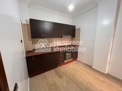 Appartement charmant à vendre à Camp Al Ghoul. Surface habitable : 76 m². Ascenseur et parking.