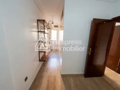 Appartement charmant à vendre à Camp Al Ghoul. Surface habitable : 76 m². Ascenseur et parking.