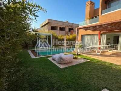 Villa de standing à vendre Route de l'Ourika. 5 belles pièces. Espace vert, balcon.
