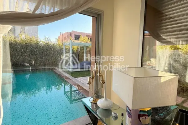 فيلا فاخرة للبيع في طريق أوريكا. خمس غرف جميلة. مساحة خضراء، شرفة