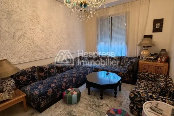 فيلا فاخرة للبيع في طريق أوريكا. خمس غرف جميلة. مساحة خضراء، شرفة