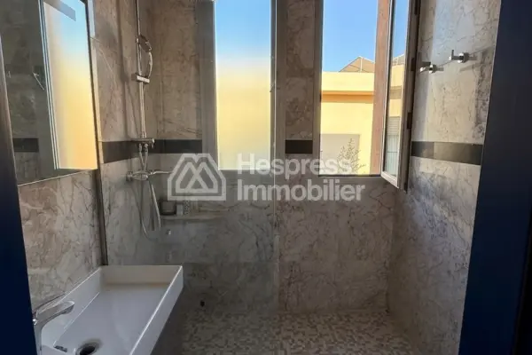 فيلا فاخرة للبيع في طريق أوريكا. خمس غرف جميلة. مساحة خضراء، شرفة