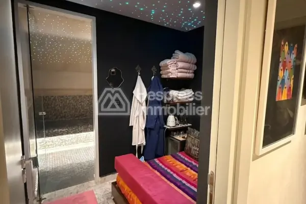 فيلا فاخرة للبيع في طريق أوريكا. خمس غرف جميلة. مساحة خضراء، شرفة