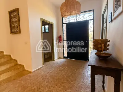 Magnifique villa avec 5 suites, jardin et piscine.