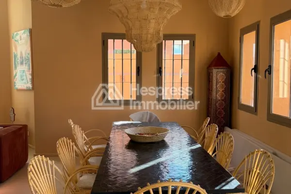 فيلا رائعة تضم 5 أجنحة وحديقة ومسبحًا