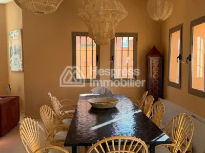 Magnifique villa avec 5 suites, jardin et piscine.