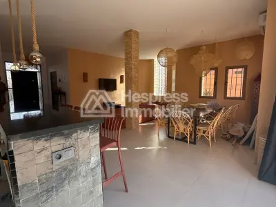 Magnifique villa avec 5 suites, jardin et piscine.