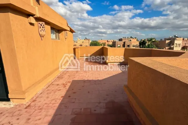 فيلا رائعة تضم 5 أجنحة وحديقة ومسبحًا