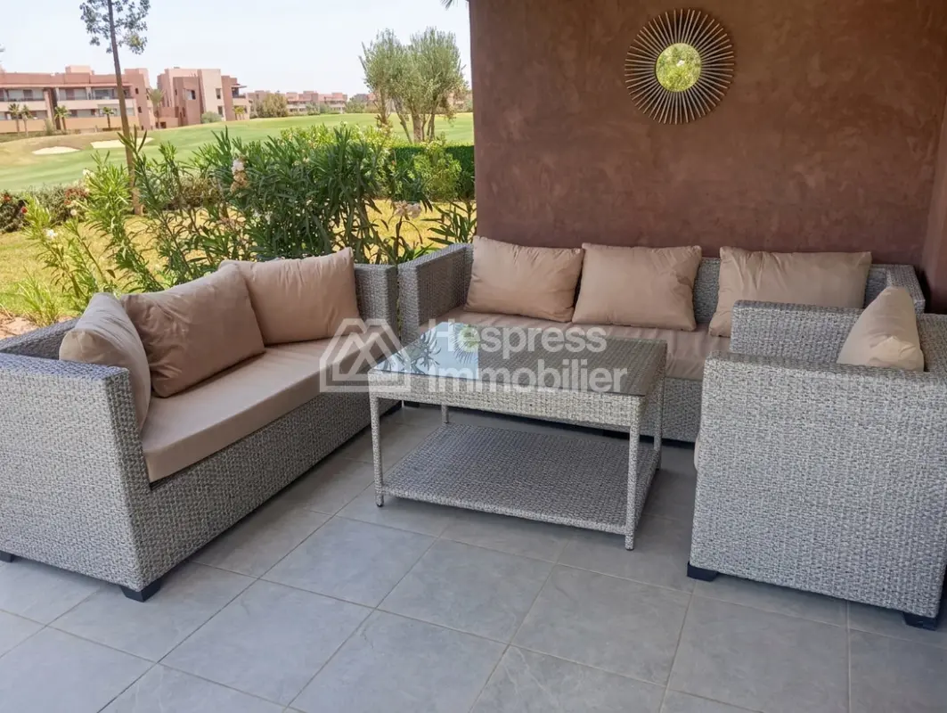 Appartement de plain-pied meublé avec goût dans une résidence avec piscine