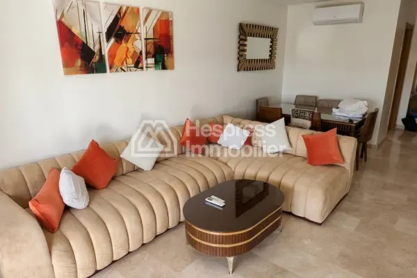 شقة مفروشة بشكل جميل في الطابق الأرضي ضمن مجمع سكني مع مسبح