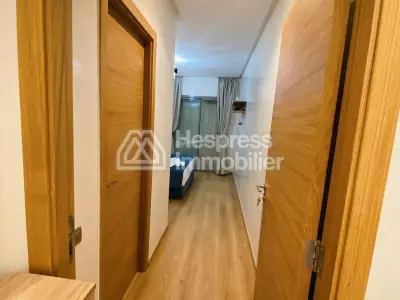Appartement de plain-pied meublé avec goût dans une résidence avec piscine