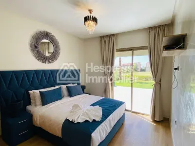 Appartement de plain-pied meublé avec goût dans une résidence avec piscine