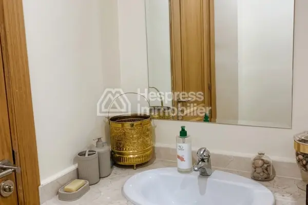 شقة للبيع على طريق الدار البيضاء. مساحتها الإجمالية 90 مترًا مربعًا. موقف سيارات وحديقة.