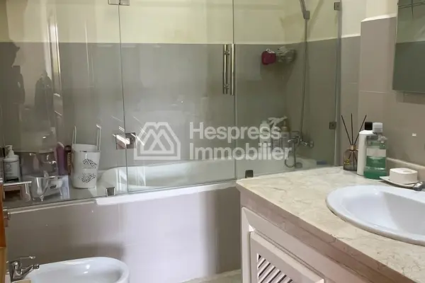 شقة للبيع على طريق الدار البيضاء. مساحتها الإجمالية 90 مترًا مربعًا. موقف سيارات وحديقة.