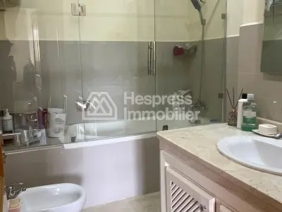 Apartment for sale on Route Casablanca. Total area 90 m². Parking and garden