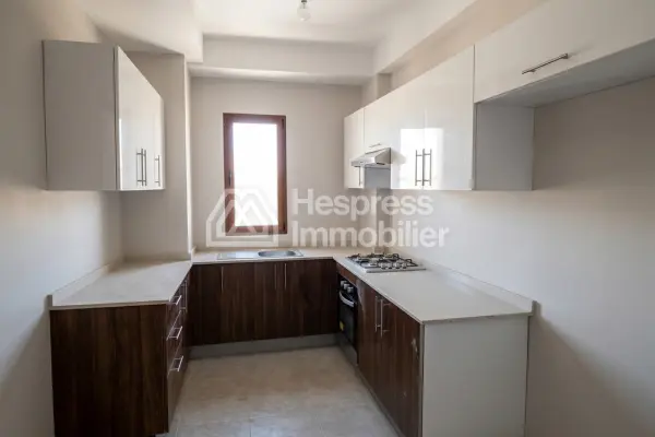 Vente d'un appartement à Route de Ouarzazate. Surface totale 73 m². Système de parabole et résidence sécurisée