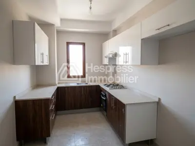 Vente d'un appartement à Route de Ouarzazate. Surface totale 73 m². Système de parabole et résidence sécurisée
