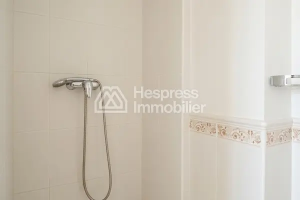 Vente d'un appartement à Route de Ouarzazate. Surface totale 73 m². Système de parabole et résidence sécurisée