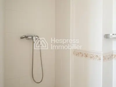 Vente d'un appartement à Route de Ouarzazate. Surface totale 73 m². Système de parabole et résidence sécurisée