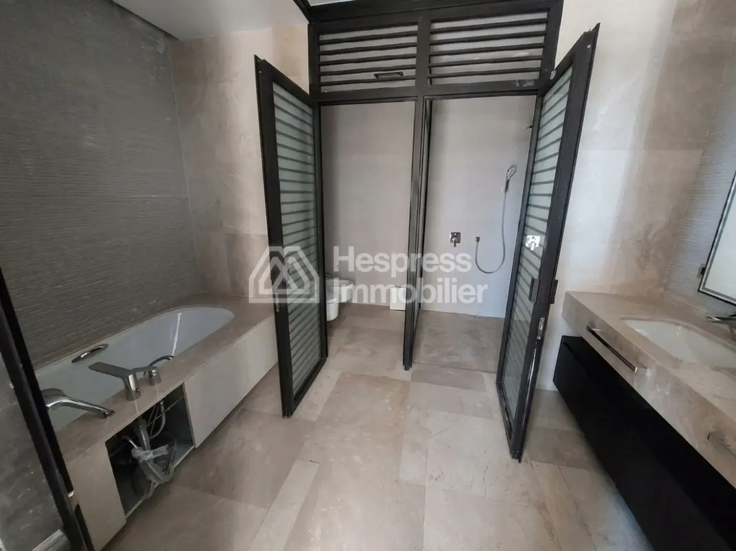 Appartement en vente à M Avenue. Surface de 147 m². Double vitrage et chauffage central