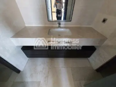 Appartement en vente à M Avenue. Surface de 147 m². Double vitrage et chauffage central