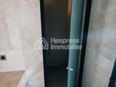 Appartement en vente à M Avenue. Surface de 147 m². Double vitrage et chauffage central