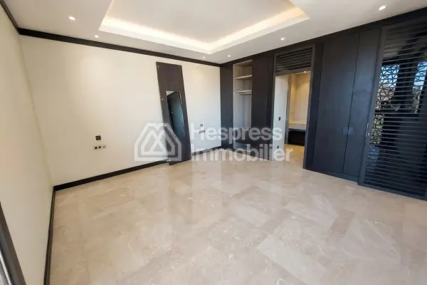 Appartement en vente à M Avenue. Surface de 147 m². Double vitrage et chauffage central