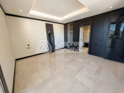 Appartement en vente à M Avenue. Surface de 147 m². Double vitrage et chauffage central