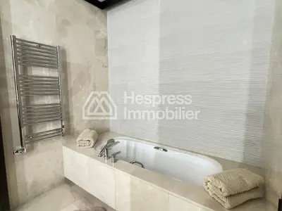 Appartement en vente à M Avenue. Surface de 147 m². Double vitrage et chauffage central